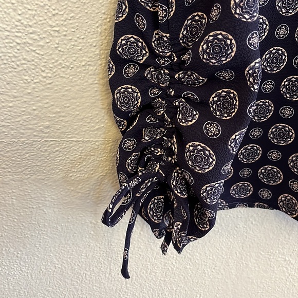 Navy patterned V-neck, loosefitting top from Roz and Ali 1x - Picture 5 of 8